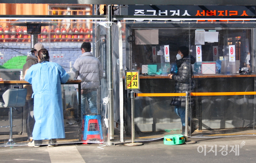 설 연휴 이동량 증가로 오미크론이 빠르게 확산돼 다음달 초반에는 신규확진이 2만명을 넘어설 것으로 예상된다. 서울 중구 선별진료소 전경. 사진=김성미 기자