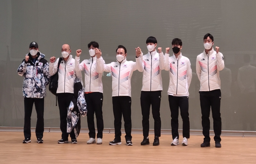 윤홍근 제너시스BBQ 회장이 대회 출전하는 빙상경기연맹 선수들과 출국 전 기념사진을 촬영하고 있다. 사진=제네시스BBQ