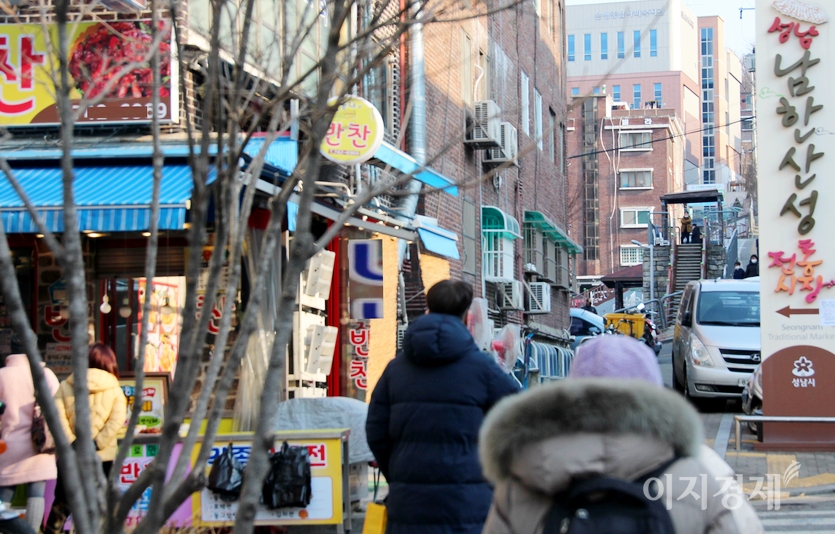 (위부터)남한산성전통시장 입구. 남한산성전통시장은 성남의 대표적인 골목시장이다. 사진=정수남 기자