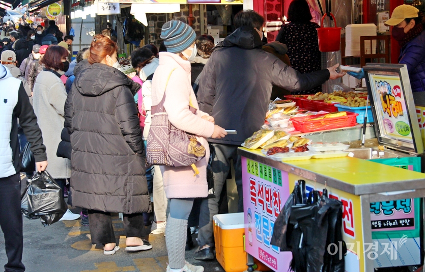 골목 양 끝에 각각 자리한 전집이 분주하다. 떡집도 대목을 톡톡히 누리고 있다. 사진=정수남 기자