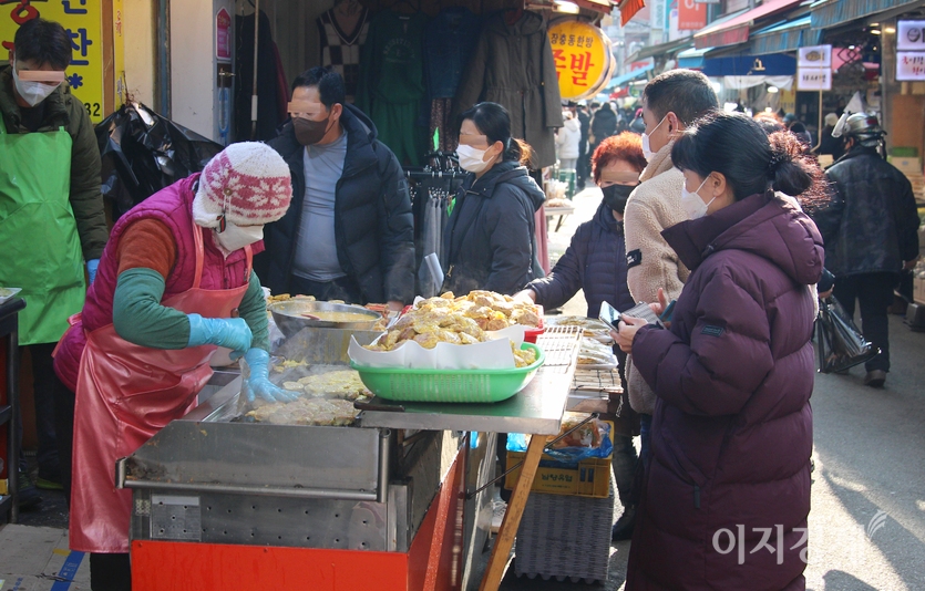 골목 양 끝에 각각 자리한 전집이 분주하다. 떡집도 대목을 톡톡히 누리고 있다. 사진=정수남 기자
