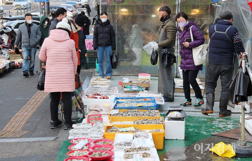 (위부터)생선과 과일을 각각 파는 노점도 고객이 많다. 사진=정수남 기자