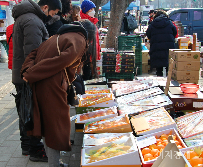 (위부터)생선과 과일을 각각 파는 노점도 고객이 많다. 사진=정수남 기자