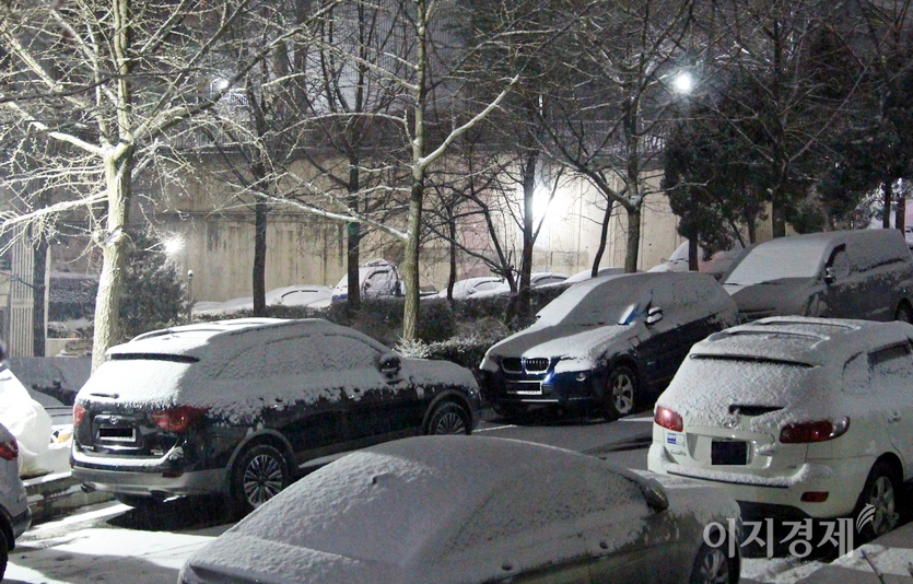 기상청은 현재 서울을 비롯한 수도권과 강원 철원, 화천, 횡성, 원주, 홍천, 춘천, 충북 충주, 제천, 진천, 음성과 충남 천안, 아산, 당진, 예산, 서산, 홍성 등에 대설주의보를 발령했다. 성남시 은행동 한 아파트 단지에 밤새 눈이 쌓였다. 사진=정윤서 기자