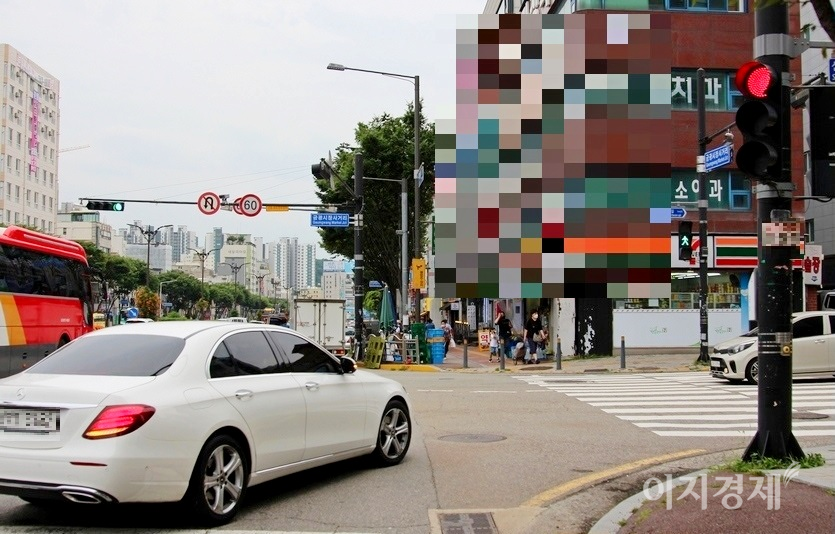 우회전 차량이 보행자 신호등을 잘 볼 수 없는 구조고, 차량 우회전 전용신호등 역시 쉽게 간파할 수 없게 설치됐다. 차량 우회전 방법과 처벌을 개선해야 하는 이유다. 사진=정수남 기자