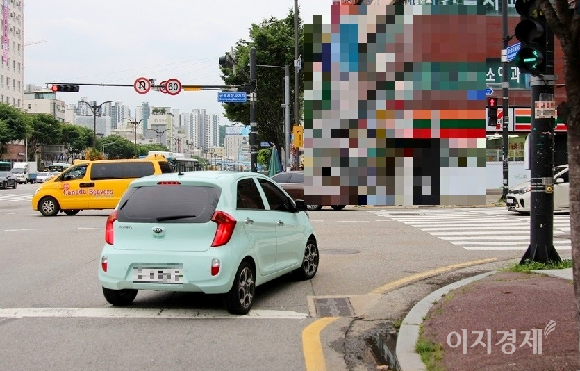 우회전 차량이 보행자 신호등을 잘 볼 수 없는 구조고, 차량 우회전 전용신호등 역시 쉽게 간파할 수 없게 설치됐다. 차량 우회전 방법과 처벌을 개선해야 하는 이유다. 사진=정수남 기자