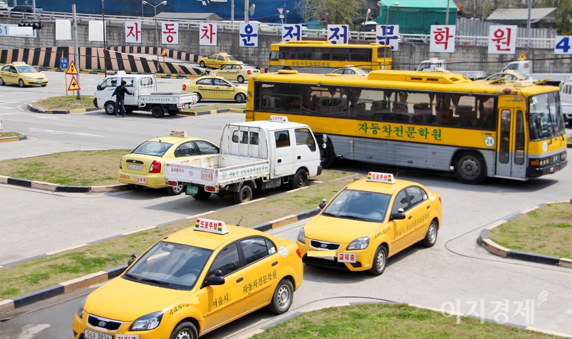 교통사고를 줄이기 위해 운전면허 시험을 강화해야 한다. 사진=정수남 기자