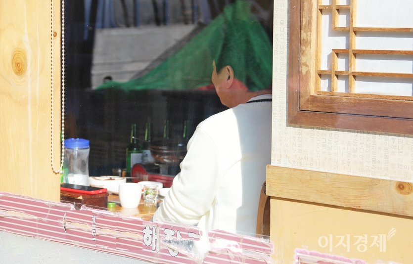 30대로 보이는 손님이 소주 5병을 마셨다. 동행인은 화장실에 간 듯 술잔과 젓가락만 보인다. 사진=정수남 기자
