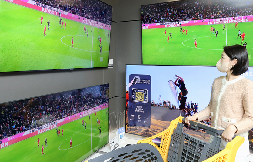 이마트는 ‘집관족’을 겨냥해 프리미엄 TV, 간편 먹거리 할인 행사를 진행한다. 사진=이마트