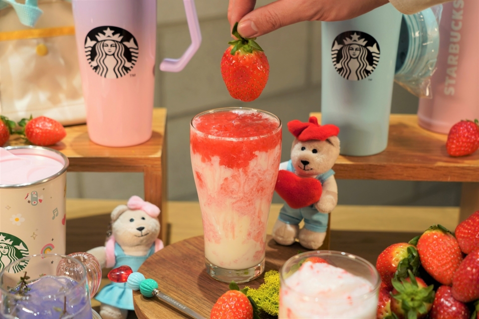 스타벅스는 국산 제철딸기를 듬뿍 넣은 '봄 딸기 라떼'를 선보인다. 사진=스타벅스