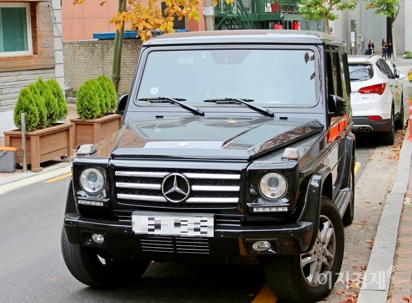 극중 서창대의 아들이 벤츠 SUV 엔진룸 위에 은색의 삼각별 엠블럼을 만진다. 사진=정수남 기자