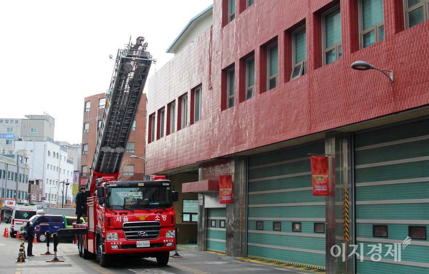 서울 중부소방서다. 소방대원들이 고층 건물화재 진압과 인명 구조에 필요한 사다리차를 점검하고 있다. 평소 지휘 차량의 충전도 필수다. 사진=정수남 기자.