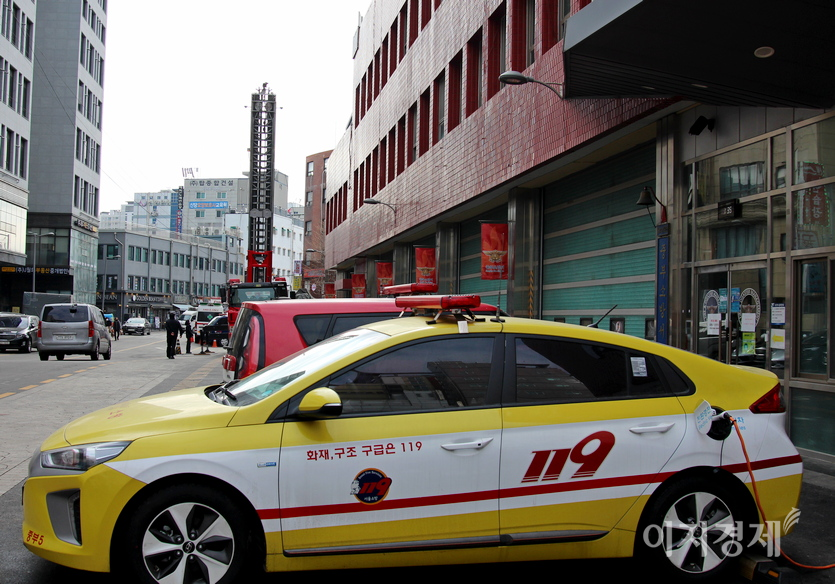 서울 중부소방서다. 소방대원들이 고층 건물화재 진압과 인명 구조에 필요한 사다리차를 점검하고 있다. 평소 지휘 차량의 충전도 필수다. 사진=정수남 기자.