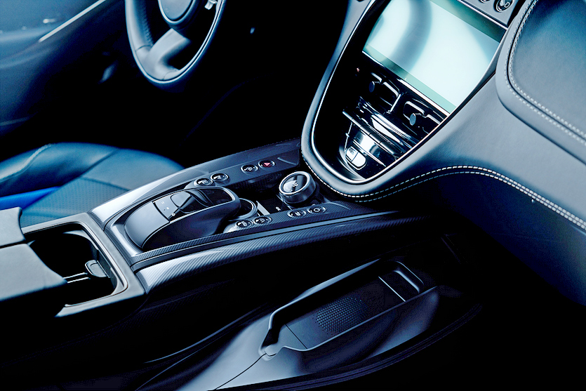 애스턴마틴 DBX707 센터페시아다. 사진=기흥인터내셔널