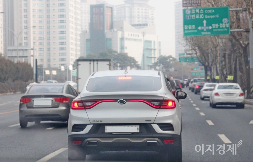 르노삼성이 지난해 중반 선보인 신형 XM3. XM3이 서울 사평대로를 달리고 있다. 사진=정수남 기자