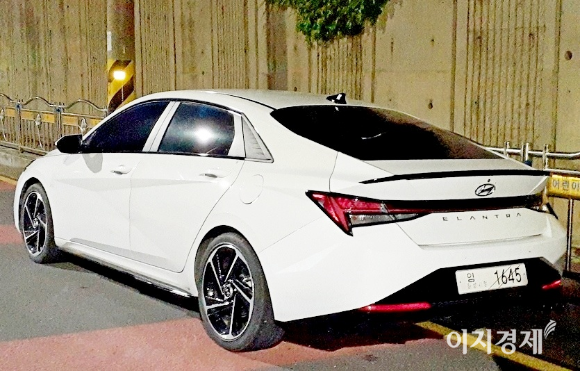 현대차의 소형 세단 (위부터)엘란트라(1990년~1995년) 역시 각과 곡선이 절묘하게 공존한다. 이후 엘란트라는 아반떼로 이름을 바꿨다. 아반떼 투어링과 2010년대 선보인 아반떼 쿠페. 현재 아반떼의 수출명은 엘란트라다. 사진=정수남 기자, 이지경제 사진DB