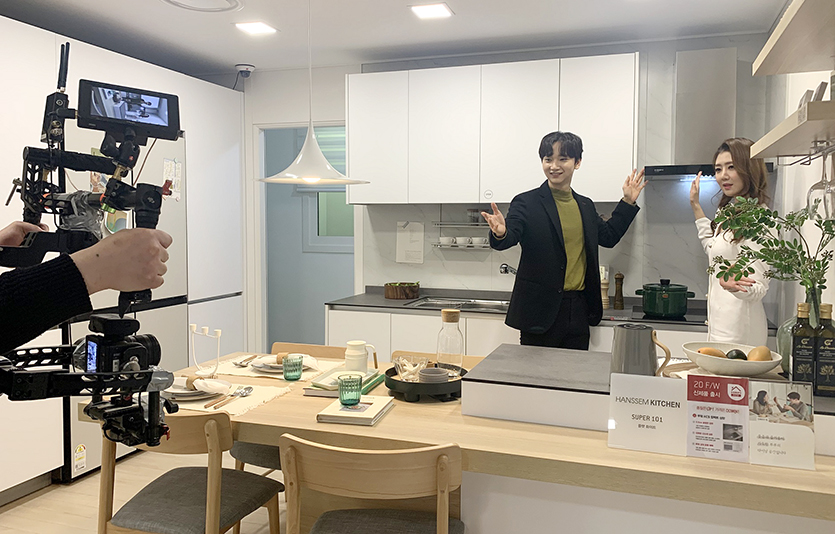 한샘은 올해 한샘몰 라이브커머스 채널 ‘샘라이브’의 편성을 2배 확대해 온택트 인테리어 쇼핑을 강화한다. 사진=한샘