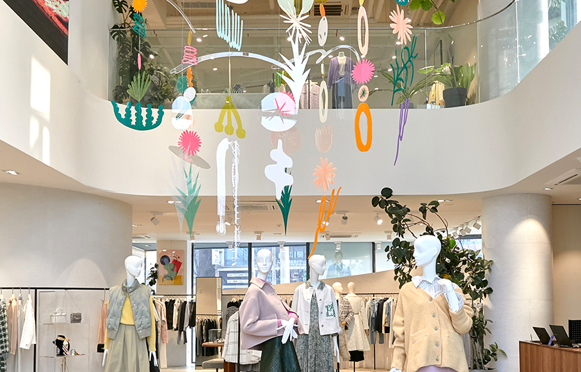 더한섬하우스 광주점에 전시된 모빌 아티스트 오시영의 작품. 사진=한섬