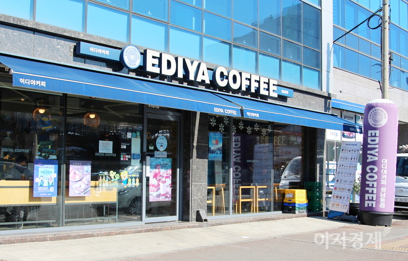 이디야커피 성남동점에서 150여미터 떨어진 곳에 스타벅스성남모란DT점이 지난달 28일 개점했다. 사진=정수남 기자