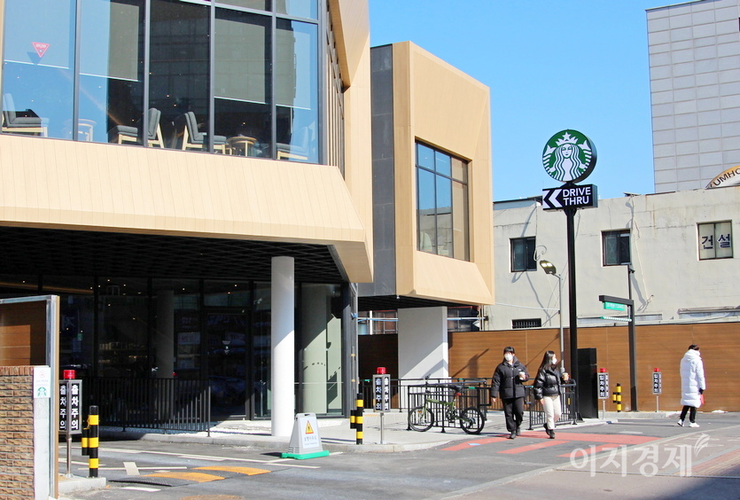 이디야커피 성남동점에서 150여미터 떨어진 곳에 스타벅스성남모란DT점이 지난달 28일 개점했다. 사진=정수남 기자