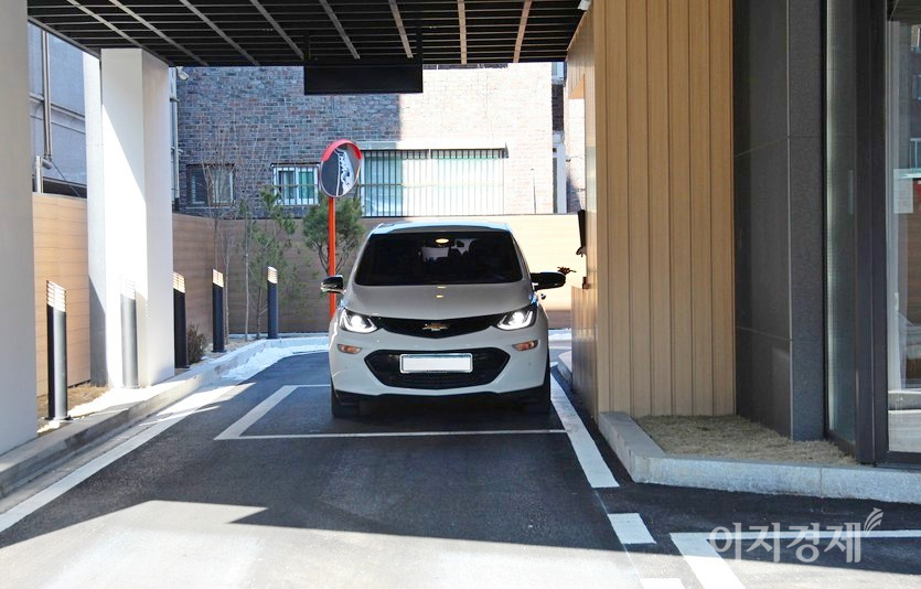 스타벅스성남모란DT점은 2층 규모에 100여석을 갖춘 대형 매장으로 드라이브 쓰루가 가능하다. 사진= 정수남 기자