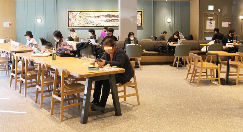 스타벅스성남모란DT점의 오후 2시경 1, 2층. 100여석의 좌석 가운데 80석에 손님이 든 반면, 40여석의 이디야커피 성남동점은 5명의 손님이 들었다. 사진=정수남 기자