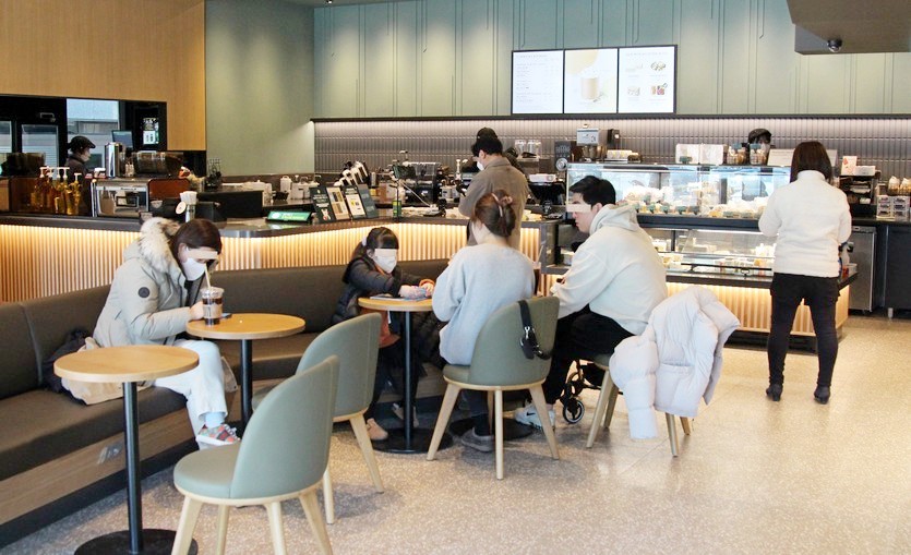 스타벅스성남모란DT점의 오후 2시경 1, 2층. 100여석의 좌석 가운데 80석에 손님이 든 반면, 40여석의 이디야커피 성남동점은 5명의 손님이 들었다. 사진=정수남 기자