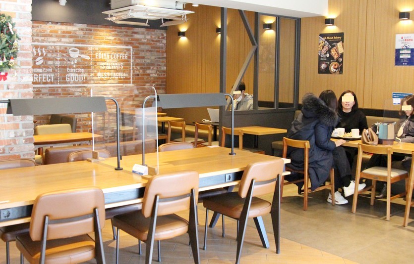 스타벅스성남모란DT점의 오후 2시경 1, 2층. 100여석의 좌석 가운데 80석에 손님이 든 반면, 40여석의 이디야커피 성남동점은 5명의 손님이 들었다. 사진=정수남 기자
