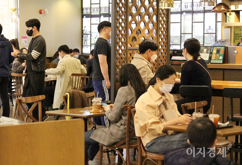 스타벅스는 주택가가 아닌 도심 1급 상권에 자리해야 한다는 게 신상규 사장의 주장이다. (위부터)서울 강북 충정로와 강남 코엑스에 있는 스타벅스 2곳의 지난해 5월 모습. 사진=정수남 기자