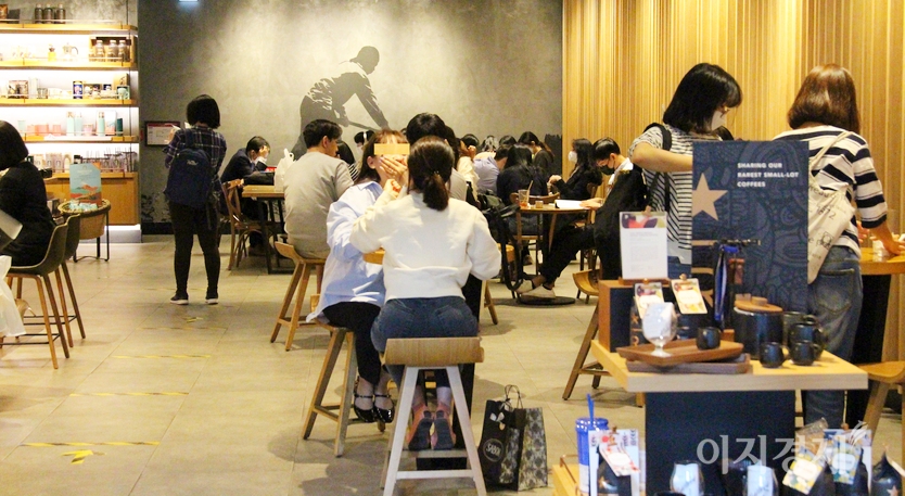 스타벅스는 주택가가 아닌 도심 1급 상권에 자리해야 한다는 게 신상규 사장의 주장이다. (위부터)서울 강북 충정로와 강남 코엑스에 있는 스타벅스 2곳의 지난해 5월 모습. 사진=정수남 기자