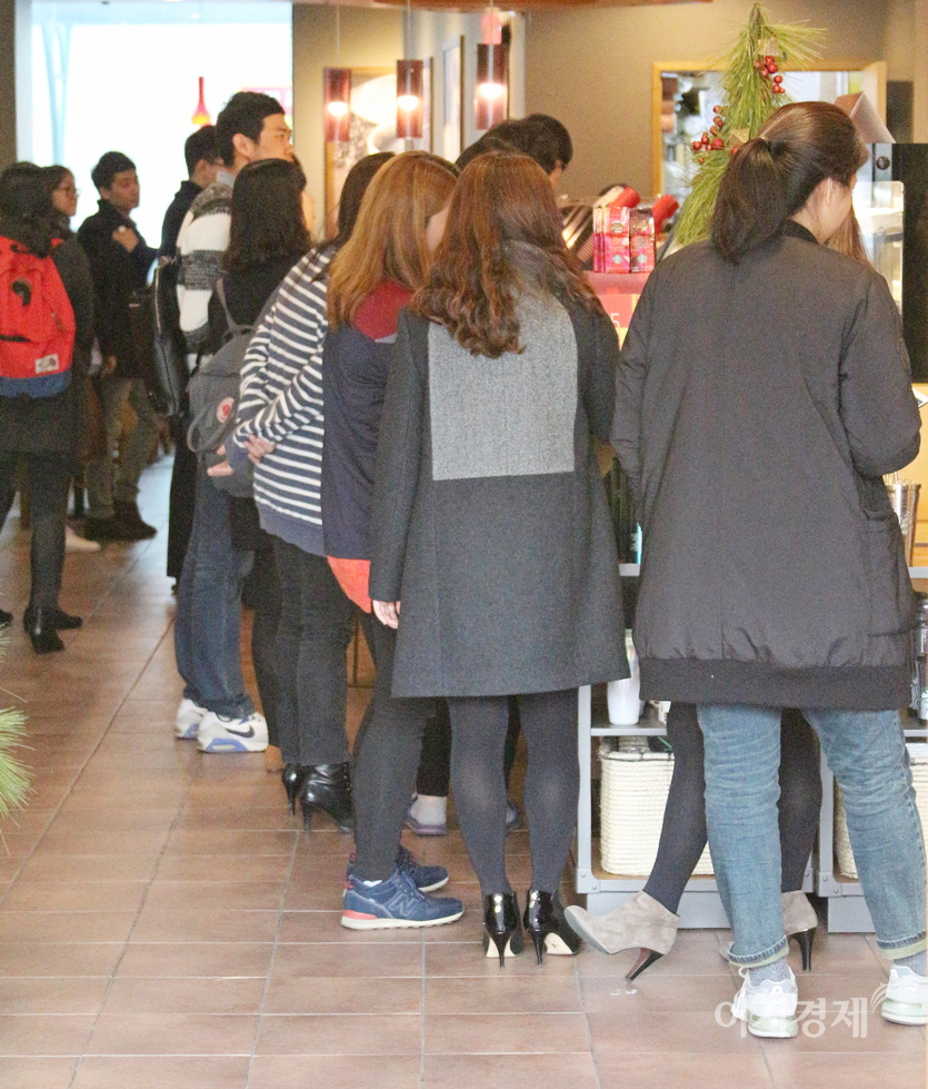 스타벅스는 주택가가 아닌 도심 1급 상권에 자리해야 한다는 게 신상규 사장의 주장이다. (위부터)서울 강북 충정로와 강남 코엑스에 있는 스타벅스 2곳의 지난해 5월 모습. 사진=정수남 기자