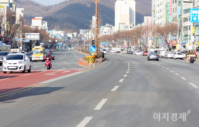 서울지하철 8호선 단대오거리역에서 남한산성입구역 사이 700여미터 구간에는 모두 10개의 커피전문점이 있다. (검정 네모부터 시계방향)스타벅스, 이디야커피, 지브릭커피, 카페409, 커피베이, 메가커피, 커피에반하다. 카페드렁크. 사진=정수남 기자, 네이버 지도.