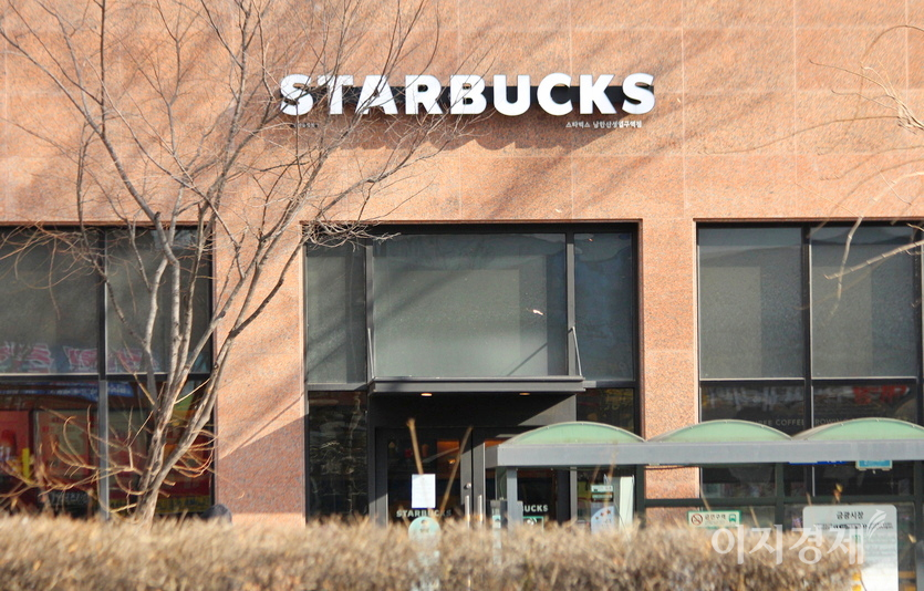 4일 오후 4시경 찾은 스타벅스남한산성입구역점은 80여석의 자리가 꽉 차면서, 자리 나기를 기다리는 손님이 대여섯이다. 사진=정수남 기자