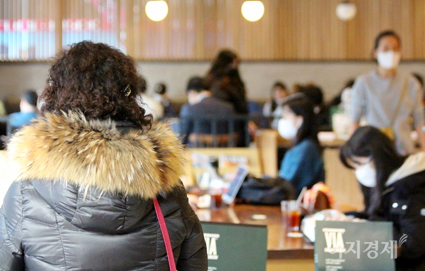 4일 오후 4시경 찾은 스타벅스남한산성입구역점은 80여석의 자리가 꽉 차면서, 자리 나기를 기다리는 손님이 대여섯이다. 사진=정수남 기자