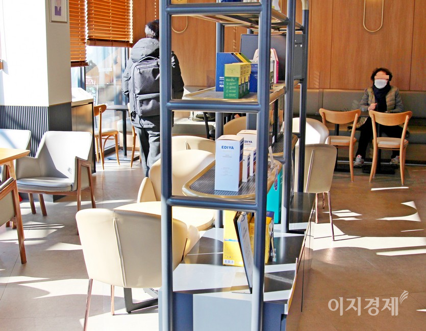 인근 이디야커피와 카페드렁크에는 손님이 각각 2명 있다. 사진=정수남 기자