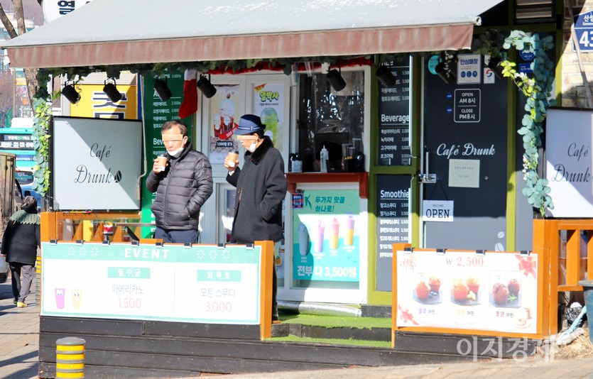 인근 이디야커피와 카페드렁크에는 손님이 각각 2명 있다. 사진=정수남 기자
