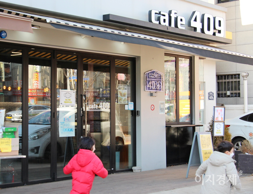스타벅스남한산성입구역점 길건너에 있는 (위부터)지브릭커피, 카페409. 커피베이에는 비슷한 시각 손님이 없다. 사진=정수남 기자