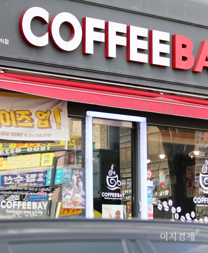 스타벅스남한산성입구역점 길건너에 있는 (위부터)지브릭커피, 카페409. 커피베이에는 비슷한 시각 손님이 없다. 사진=정수남 기자