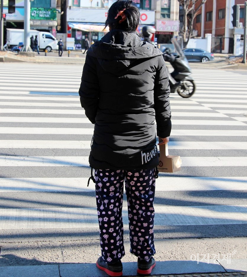 똑똑한 소비를 하는 유 모 씨가 집에서 80여미터 떠어진 스타벅스 대신 12차선 도로를 건너는 등 200여미터 떨어진 지브릭커피에서 음료를 구입해 귀가하고 있다. 사진=-정수남 기자