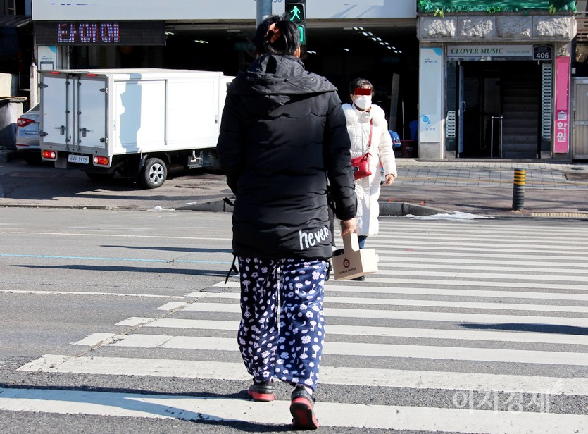 똑똑한 소비를 하는 유 모 씨가 집에서 80여미터 떠어진 스타벅스 대신 12차선 도로를 건너는 등 200여미터 떨어진 지브릭커피에서 음료를 구입해 귀가하고 있다. 사진=-정수남 기자