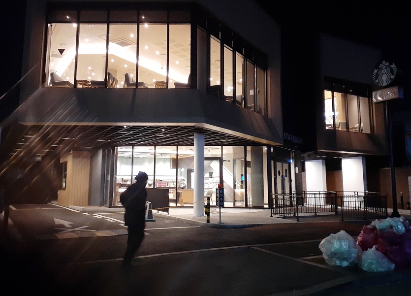 스타벅스는 이제 국내에서 공공의 적이 됐다. 골목상권 침해도 모자라 스타벅스성남모란DT점이 밤새 불을 밝히고 있다. 지난달 31일 새벽 5시경 모습. 우리나라는 전력부족 국가로 겨울과 여름에는 블랙아웃(대규모 정전) 위험이 상존한다. 사진=정수남 기자