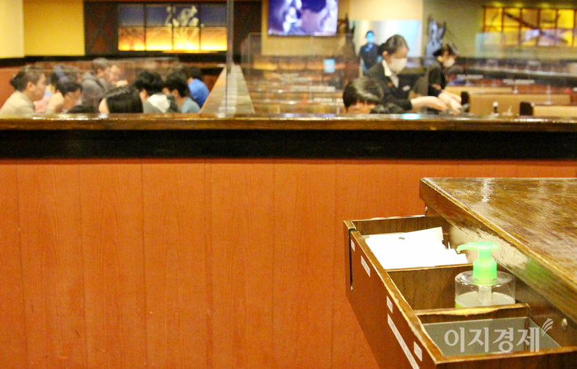 지난해 하반기 bhc가 인수한 이후, 아웃백이 살아나고 있다. 기존 전성 시대의 모습을 되찾고 있는 것이다. 서울 삼성동 아웃백 오크우드점의 최근 평일 오후 모습. 사진=이지경제