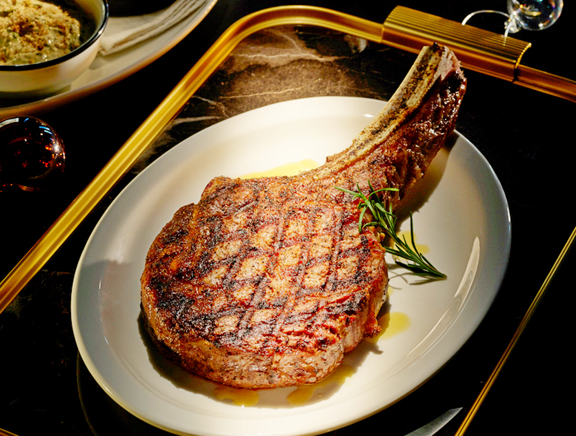 아웃백의 주력인 토마호크 스테이크가 지난해 말로 누적 판매량 100만개를 돌파했다. bhc가 아웃백을 인수한 이후다. 사진=아읏백