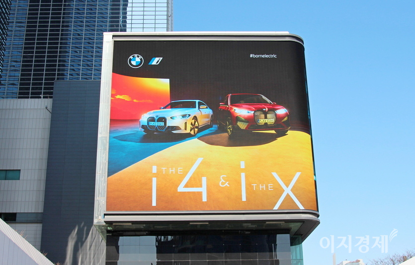벤츠와 BMW가 SM타운 외벽 LCD 광고판을 통해 자사의 전기차를 알리고 있다. 사진=정수남 기자