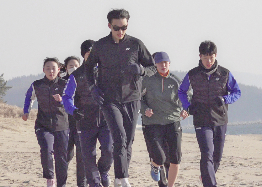 MG새마을금고 배드민턴단 선수가 전남 해남군 바닷가에서 훈련을 갖고 있다. 사진=MG새마을금고