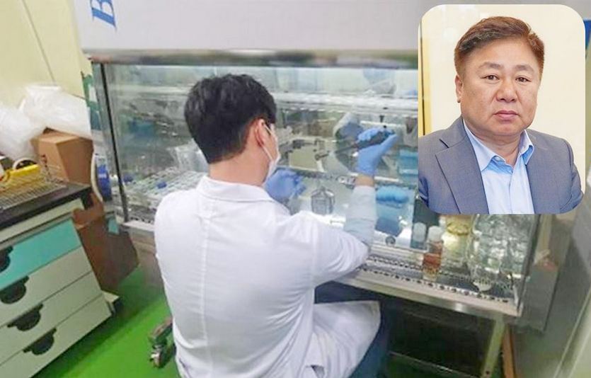 바이오텐 연구소에서 연구원이 표본실험을 진쟁하고 있다. 네모는 이 회사 김영철 대표. 사진=바이오텐