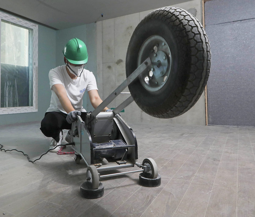 DL이앤씨가 신축 아파트 현장에서 중량 충격음 실험을 진행하고 있다. 사진=DL이앤씨