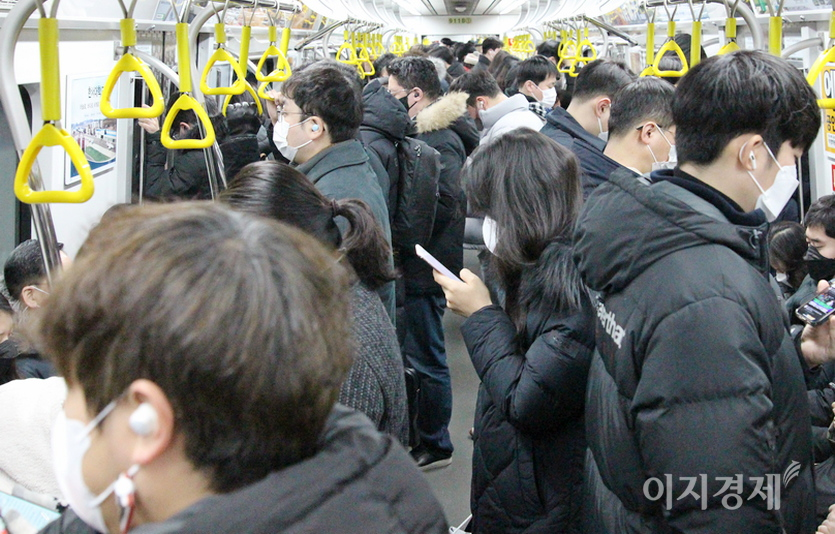 전파력이 강한 오미크론 변이의 확산과 함께 감염병에 대한 불감증 등으로 사회가 빠르게 일상으로 돌아가서면서 코로나19 하루 신규 확진자 20만명 발생이 속도를 내고 있다. 설 연휴 기간 서울 지하철 9호선 객차안. 사진=이지경제.