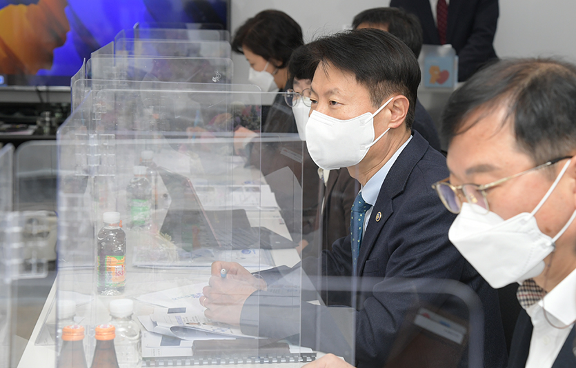 국산 mRNA 백신 개발 간담회 참여한 김강립 식품의약품안전처장. 사진=식품의약품안전처