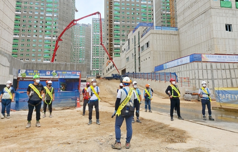 부영그룹이 전라남도 여수시 여수웅천택지지구 5-1, 5-2블록에 짓고 있는 신축 아파트 공사현장에서 현장 인부들에게 안전 수칙을 강조하고 있다. 사진=부영그룹